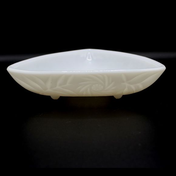 Vintage Hazel Atlas Milk Glass Pinwheel Pattern Triangle Footed Trinket Dish - Picture 1 of 7